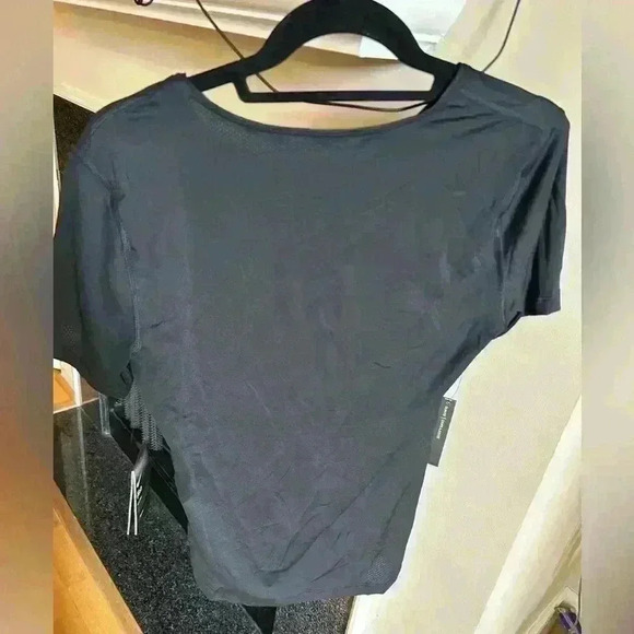 Nike women’s athletic short sleeve tee, black, medium - Picture 4 of 4